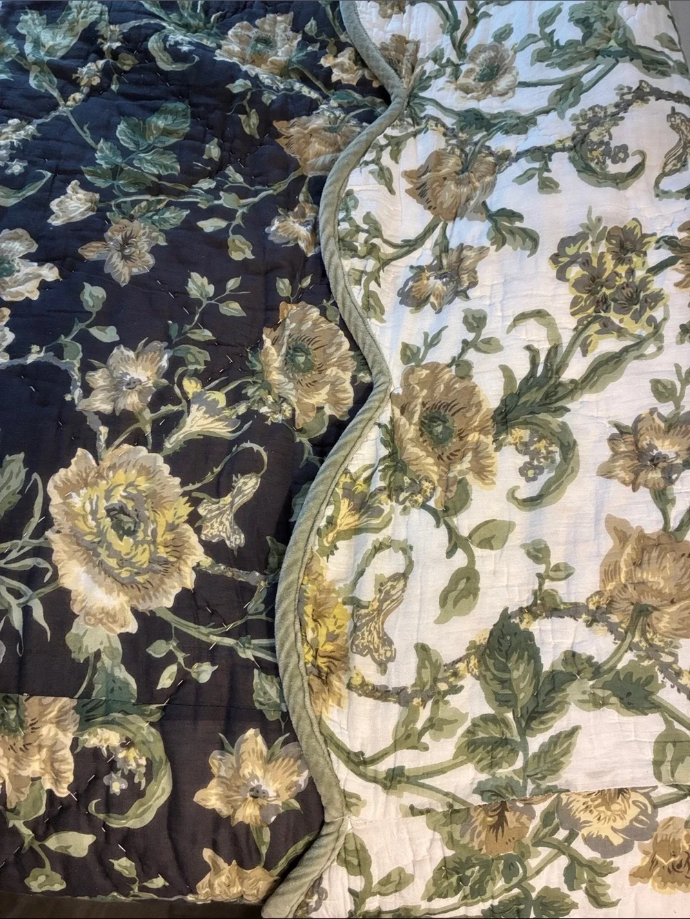 Reversible Scalloped Floral Comforter by April Cornell Size Full/Queen